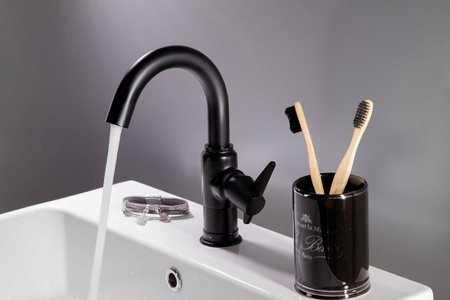 Bateria umywalkowa Deante Temisto czarna z obrotową wylewką innowacyjna powłoka Nero ruchomy aerator typu honeycomb eleganckie matowe wykończenie