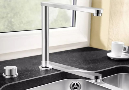 Bateria kuchenna Blanco Eloscope-F II chromowana o prostym wzornictwie do nowoczesnych kuchni przystosowana do montażu przy oknie