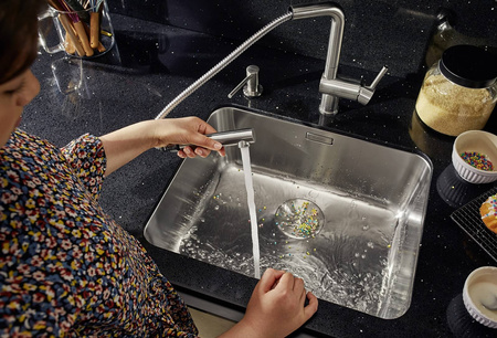 Bateria kuchenna Blanco Linus-S satin dark steel bateria z praktyczną wyciąganą wylewką elegancki design minimalistyczne wykończenie