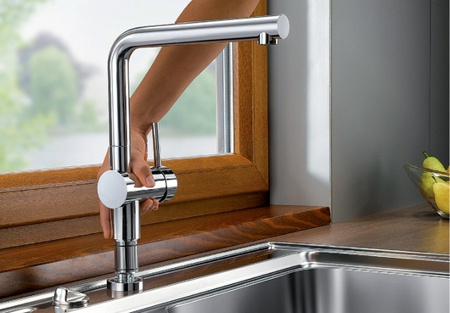 Bateria kuchenna Blanco Linus-F chromowana minimalistyczne wzornictwo elegancka bateria przystosowana do montażu przy oknie